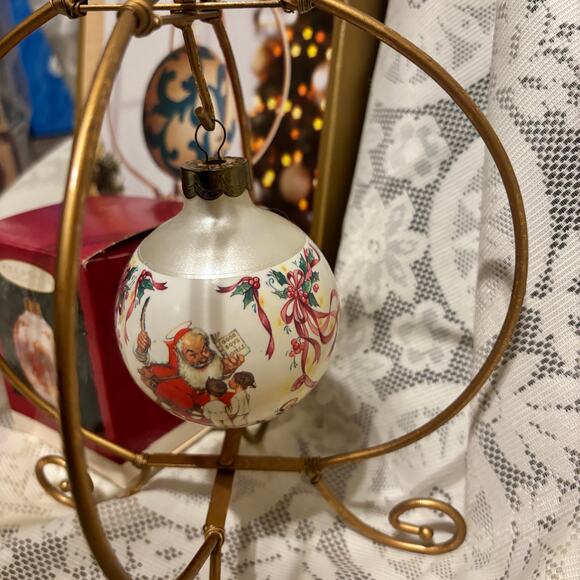 NIB Pier One Ornament Holder with Vintage Hallmark 1995 Santa's Visitor Ornament - Picture 4 of 7